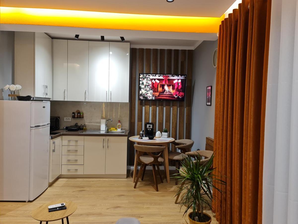 Sunny Apartment - Blloku Tirana, Near Lake Экстерьер фото